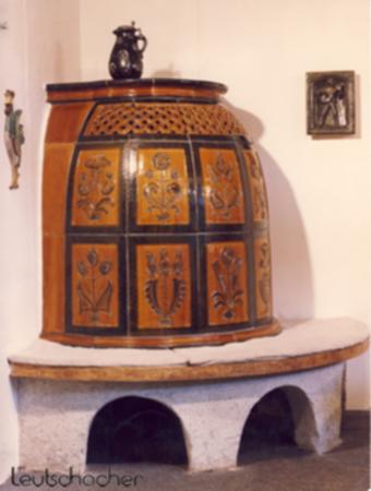 Bei diesem Kachelofen, der von der Firma Dachs in Landshut mit Ofenkacheln von Leutschacher gebaut wurde, handelt es sich um einen traditionellen Ofen in Bienenkobform.