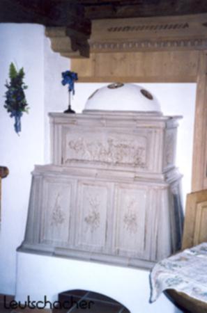 Bei diesem Kachelofen, der von der Firma Gdanitz in Kreuth mit Ofenkacheln von Leutschacher gebaut wurde, handelt es sich um einen traditionellen Ofen mit handmodellierten Motiven.