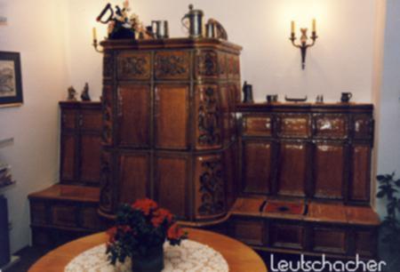 Bei diesem Kachelofen, der von der Firma Löw in Villingen mit Ofenkacheln von Leutschacher gebaut wurde, handelt es sich um einen trditionellen Grundofen mit hoher Speicherleistung.