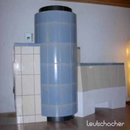 Bei diesem Kachelofen, der von der Firma Reischmann in Überlingen mit Ofenkacheln von Leutschacher gebaut wurde, handelt es sich um einen Säulenofen mit anschließender Sitzbankrücklehne