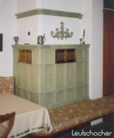 Bei diesem Kachelofen, der von der Firma Römer in Rain am Lech mit Ofenkacheln von Leutschacher gebaut wurde, handelt es sich um einen Warmluftofen der mehrere Räume mit Warmluft versorgt.