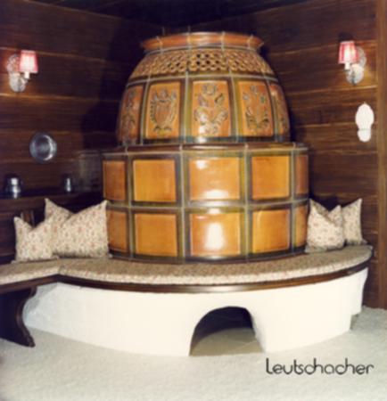 Bei diesem Kachelofen, der von der Firma Speich in Oberpframmern, Bayern mit Ofenkacheln von Leutschacher gebaut wurde, handelt es sich um einen traditionellen Ofen in Bienenkorbform.